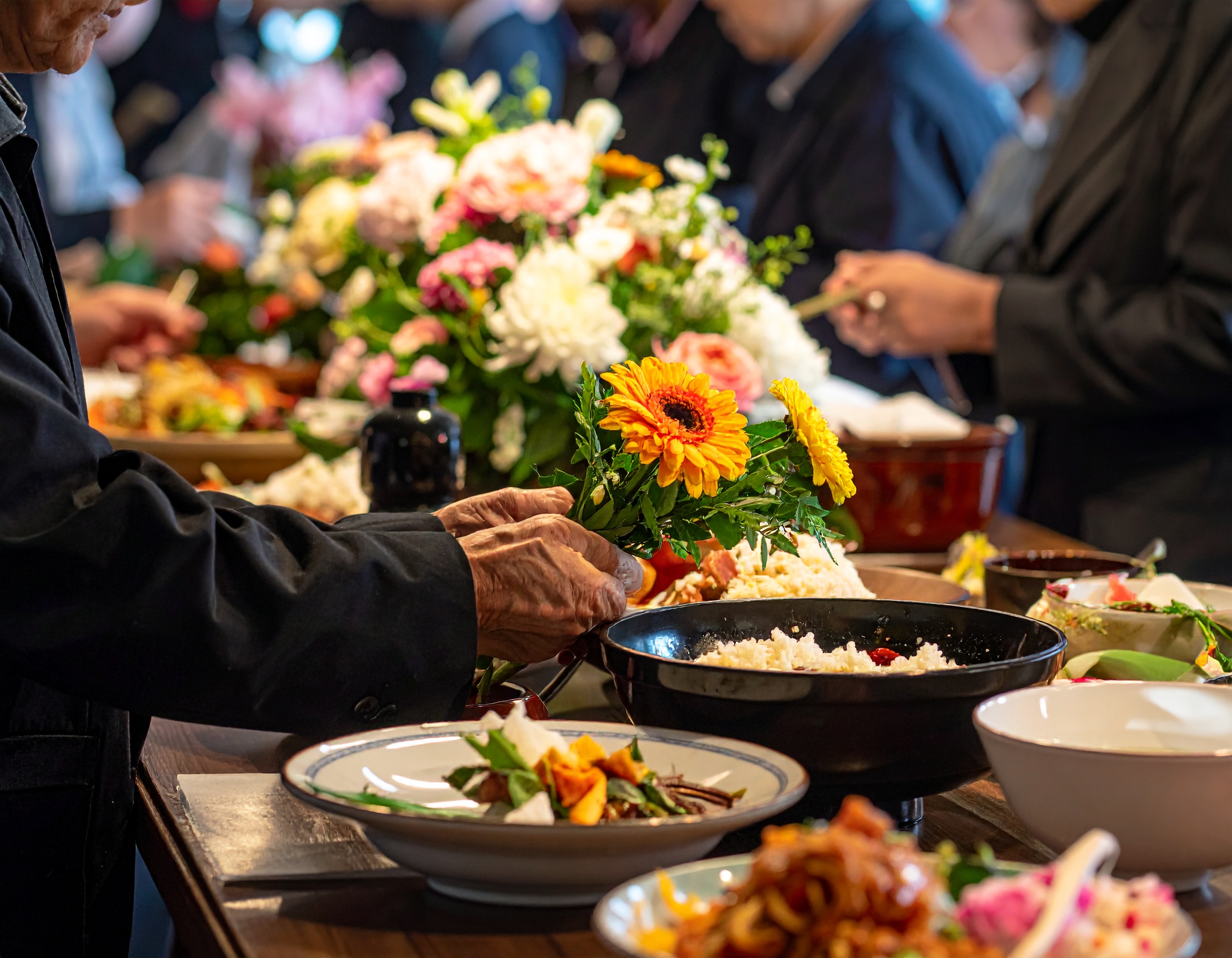 葬儀スライドショーの故人呼称「父・故人・名前」どれが適切？